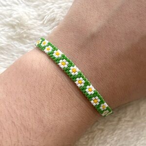Green and White Flower Beaded Bracelet